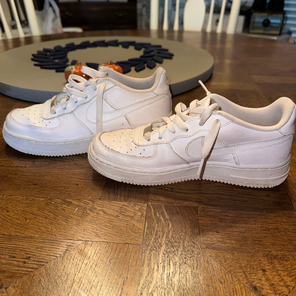 Big Kids Nike Air Force 1 LE size 5